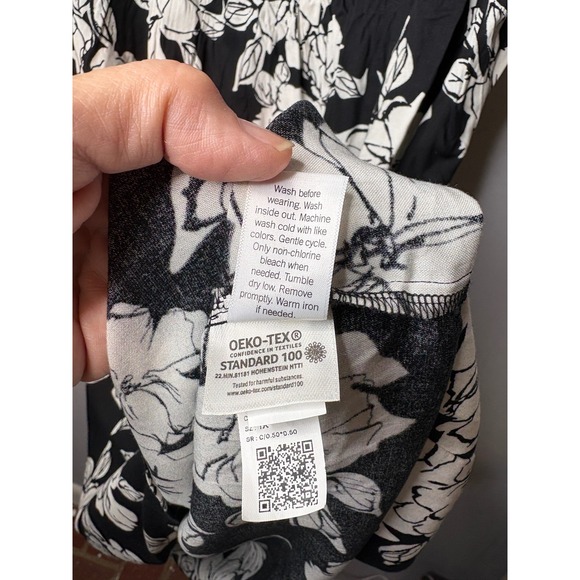 Croft & Barrow Womens Black White Floral Smocked Sleeveless Midi Dress Size 1X - Picture 4 of 6